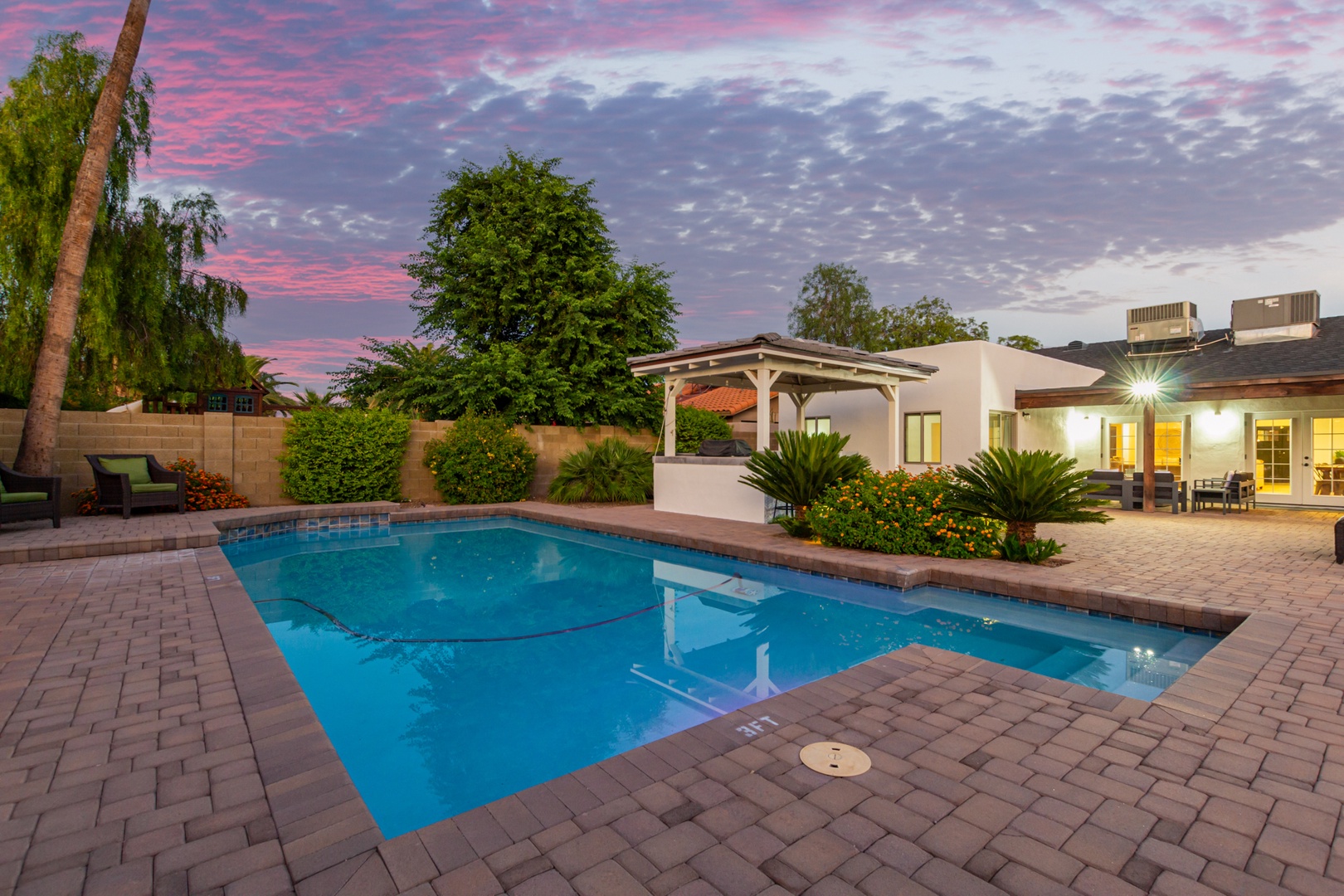 Sparkling pool with heating ($75 p/day fee)
