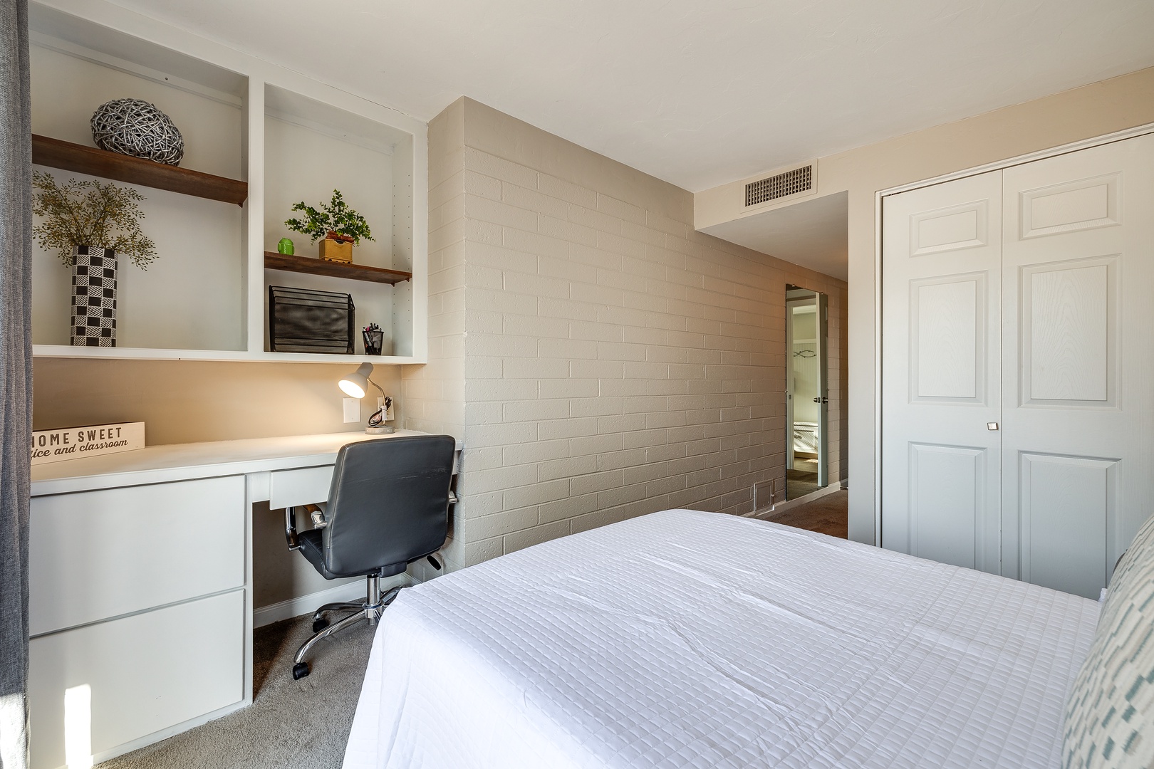 Bedroom 3: Two Twin Beds