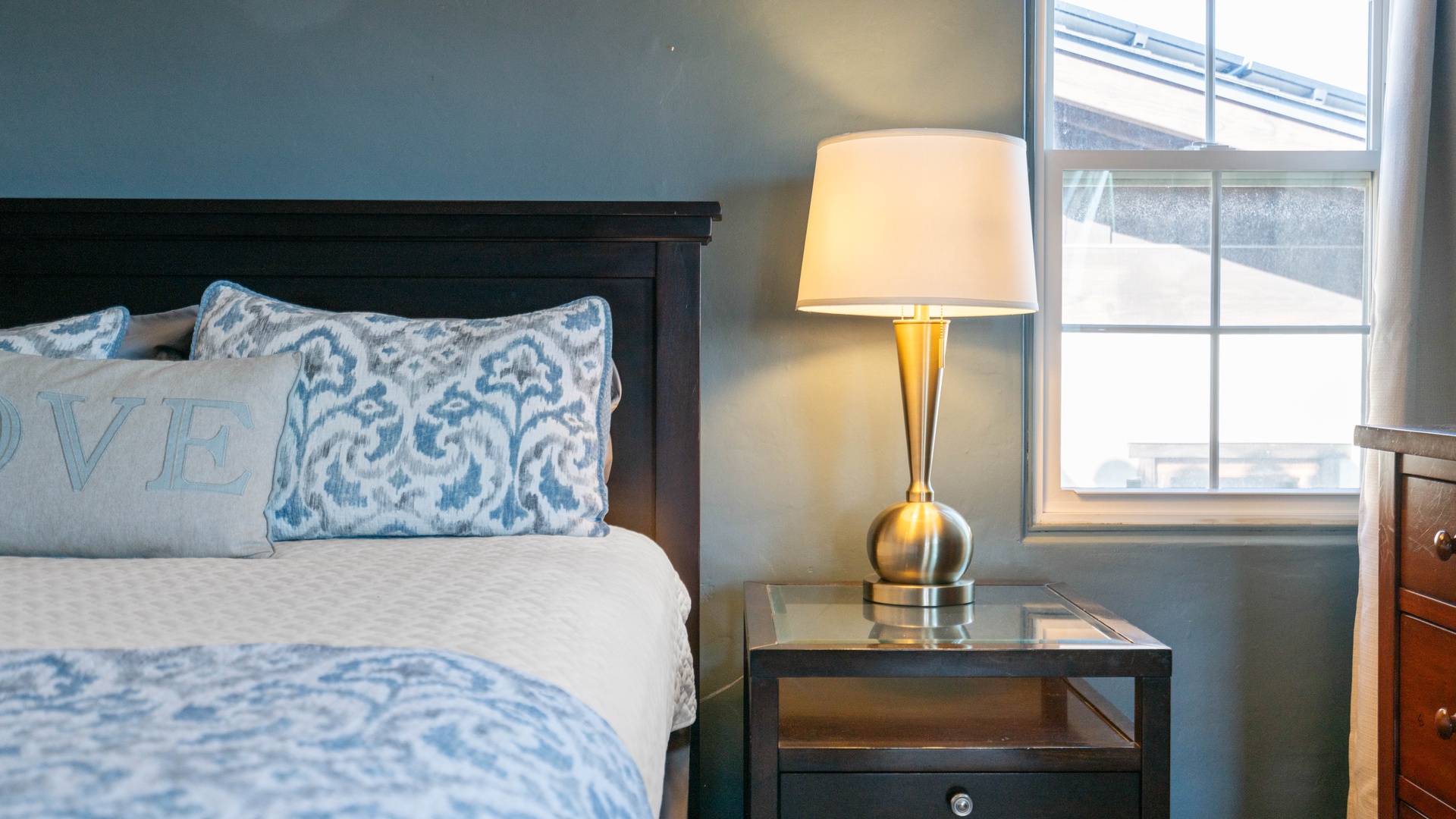 Bedroom 2: Queen bed with smart tv, second floor