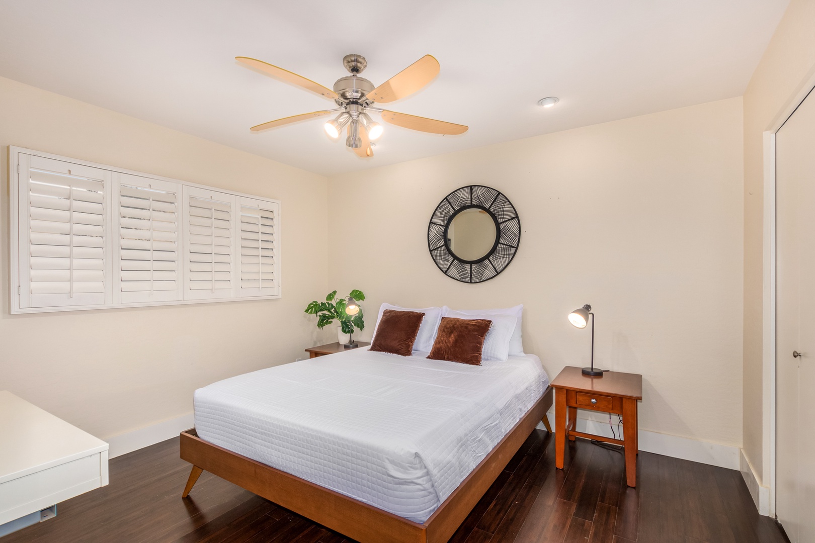 Bedroom 2: One Queen Bed