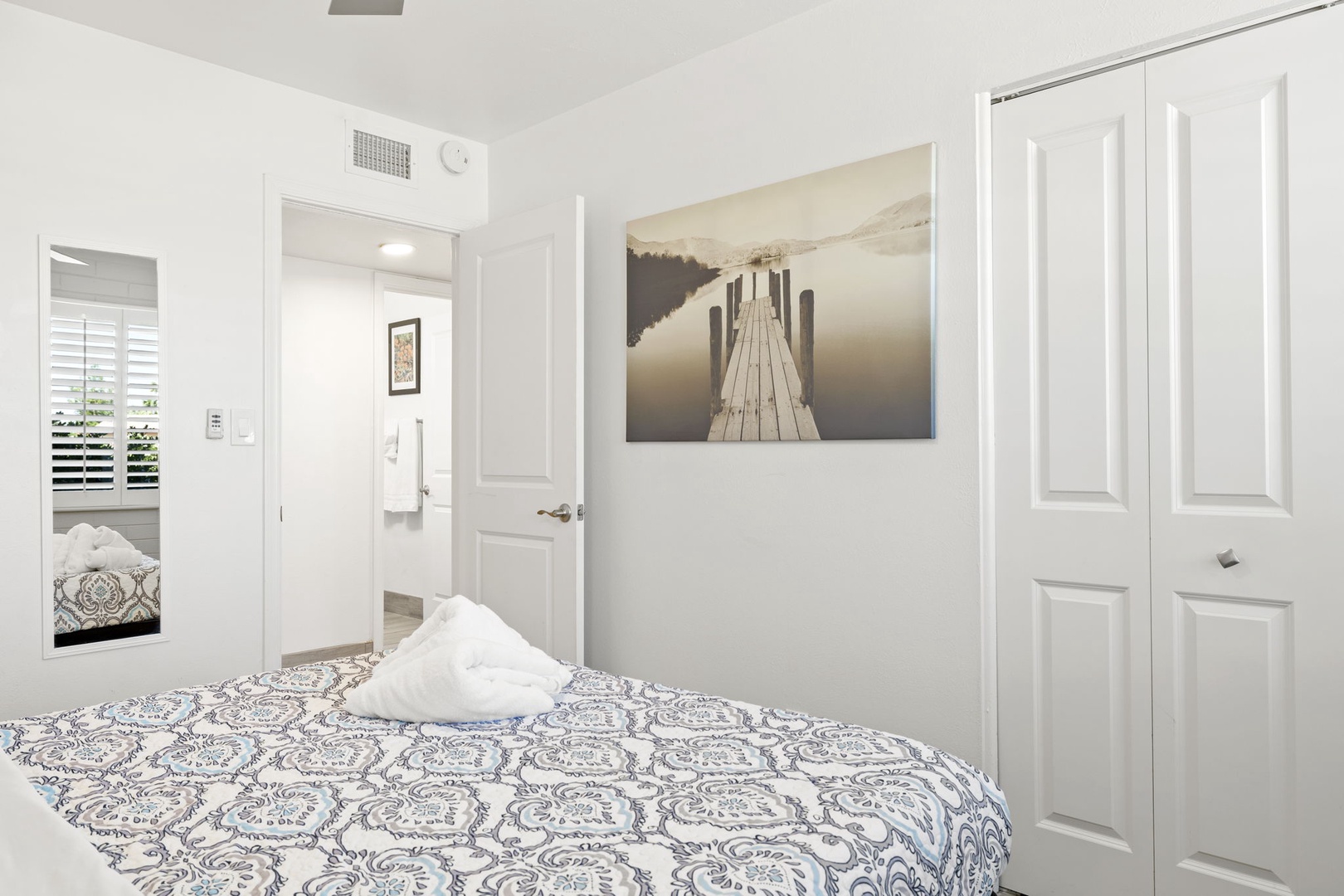 Bedroom 2: Queen Bed