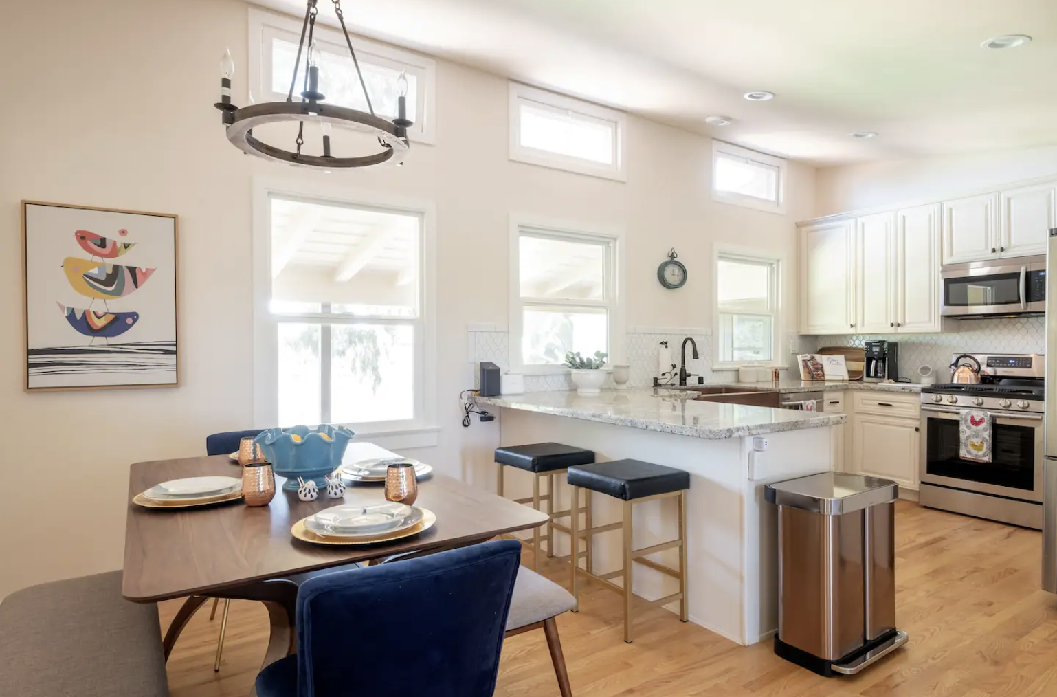 Breakfast bar and seating