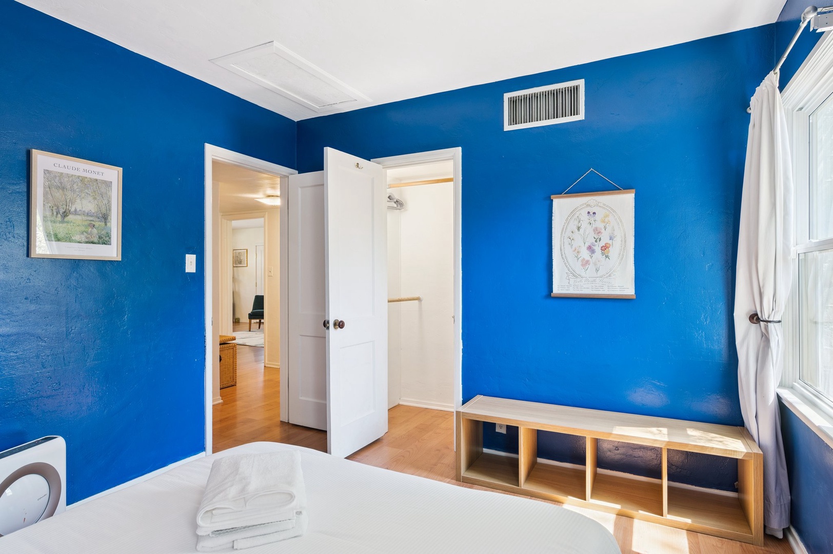 Bedroom 2: Queen Bed