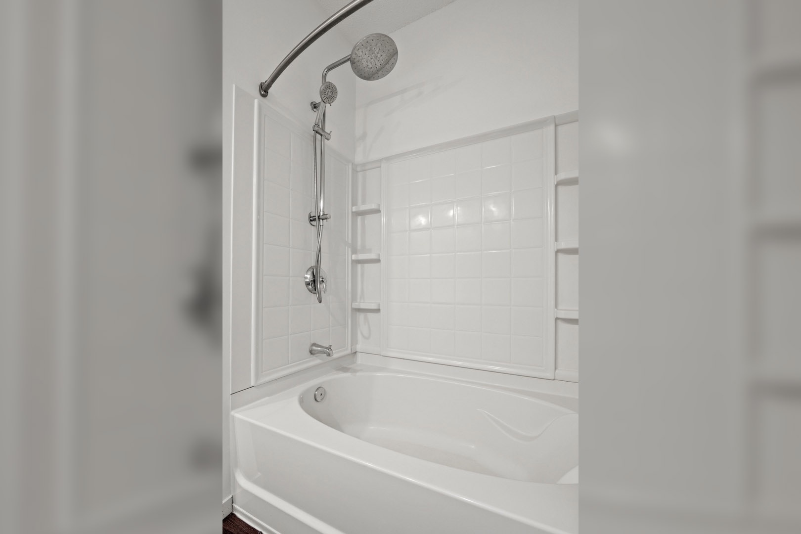 Luxurious Baths: Indulge in a Relaxing Soak in Your City Club Tub