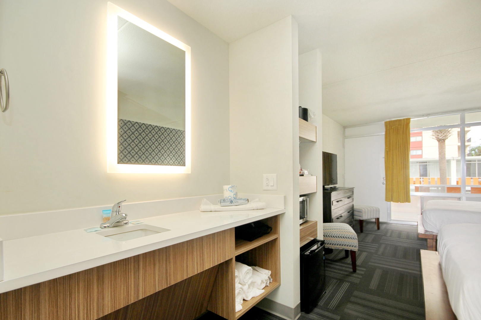 29-web-or-mls-IMG_Holiday Shores_Room206_NQQ_03