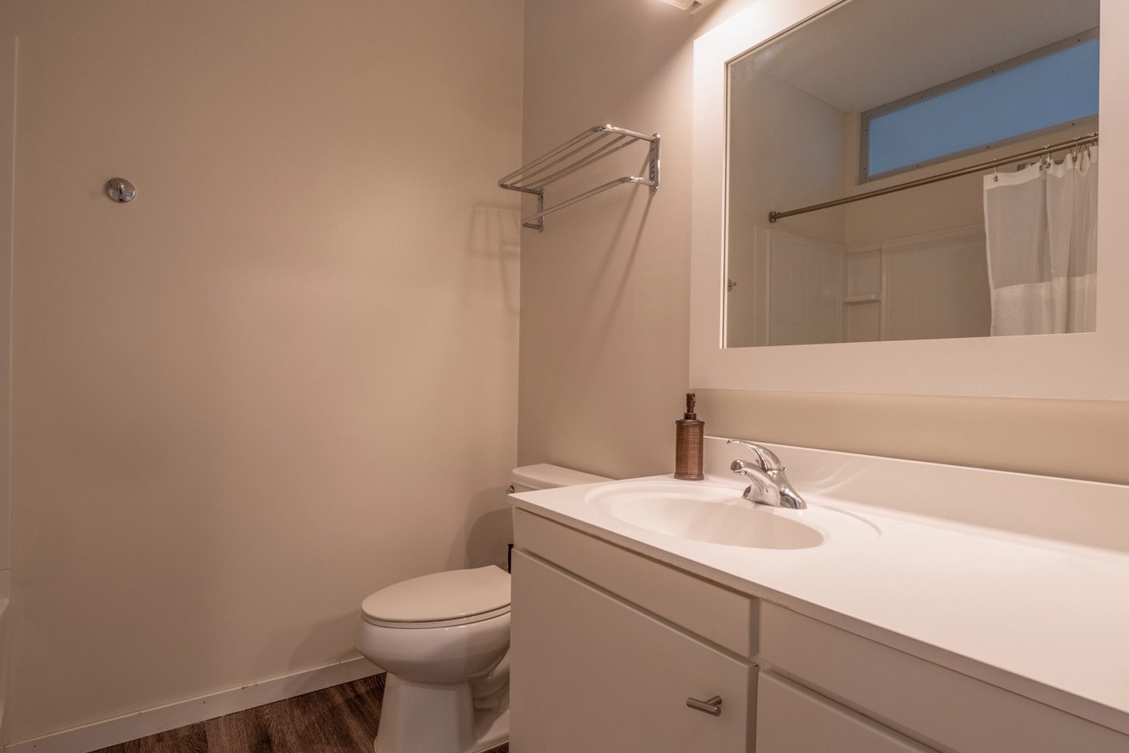Embrace Calmness and Style in Your Inviting Bathroom Space