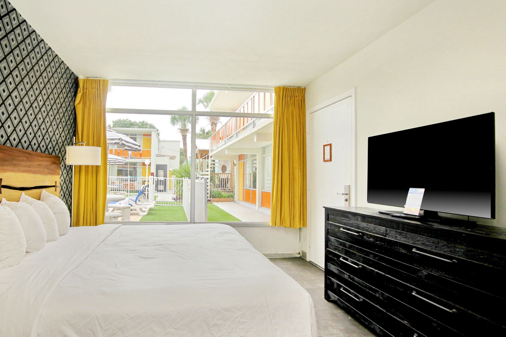 25-web-or-mls-IMG_Holiday Shores_Room109_NK_08