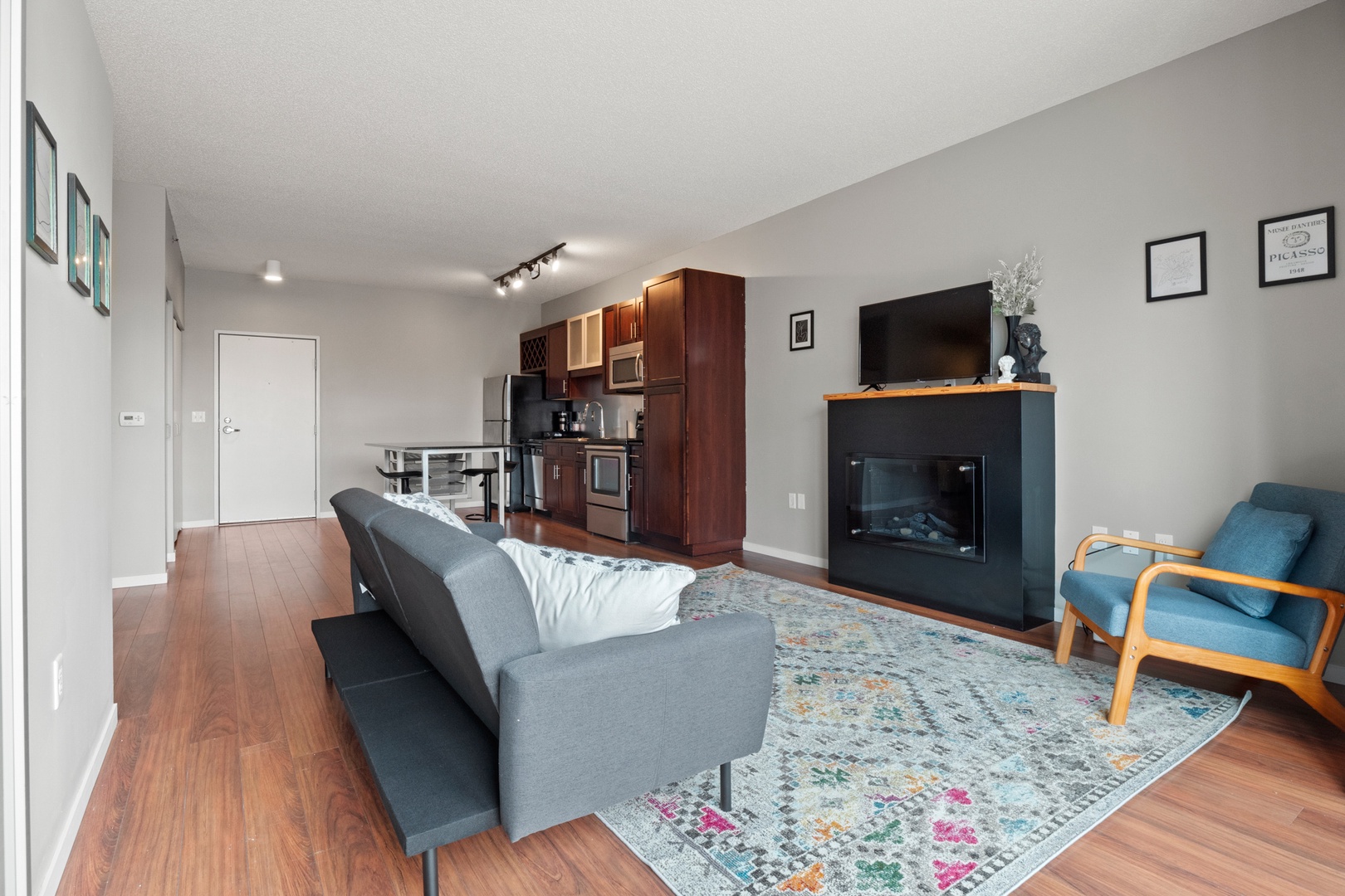 Chic Retreat: Lounge and Connect in the Heart of Your Urban Getaway
