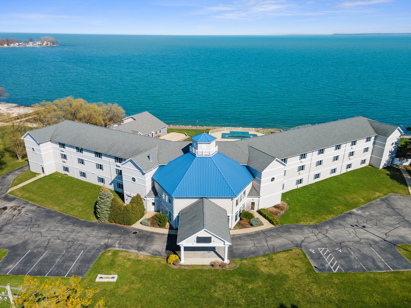 Stay in convenience and comfort at Bayshore Resort on beautiful Lake Erie