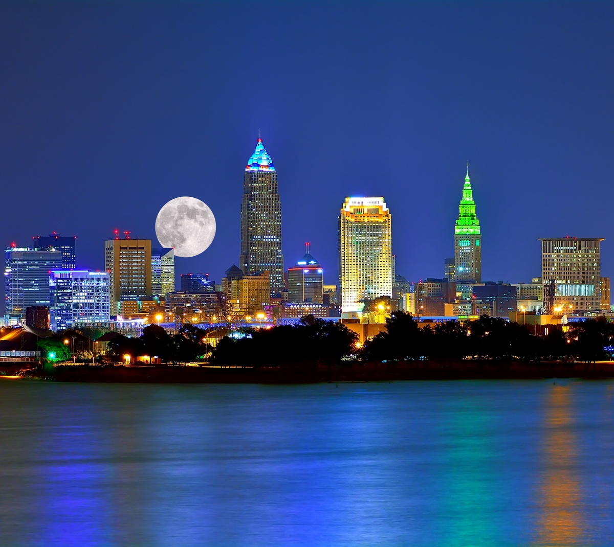 Moonrise-over-the-Cleveland-Ohio-skyline-and-Lake-Erie