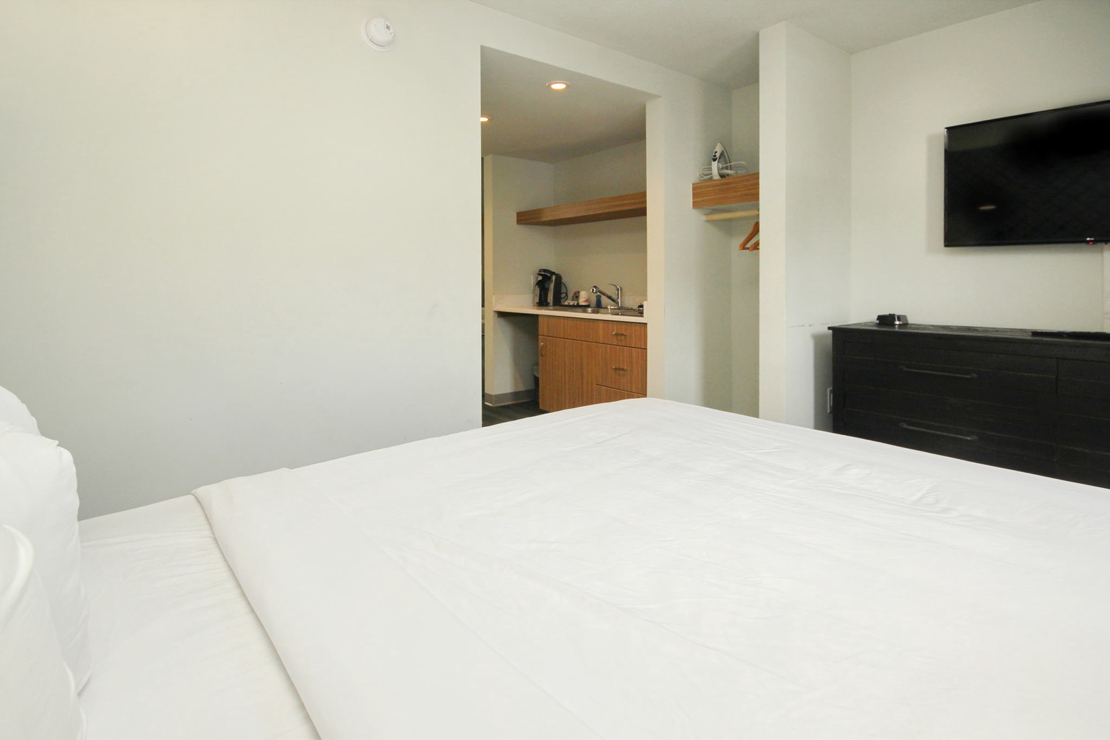 47-web-or-mls-IMG_Holiday Shores_Room211_ESNQ2_11
