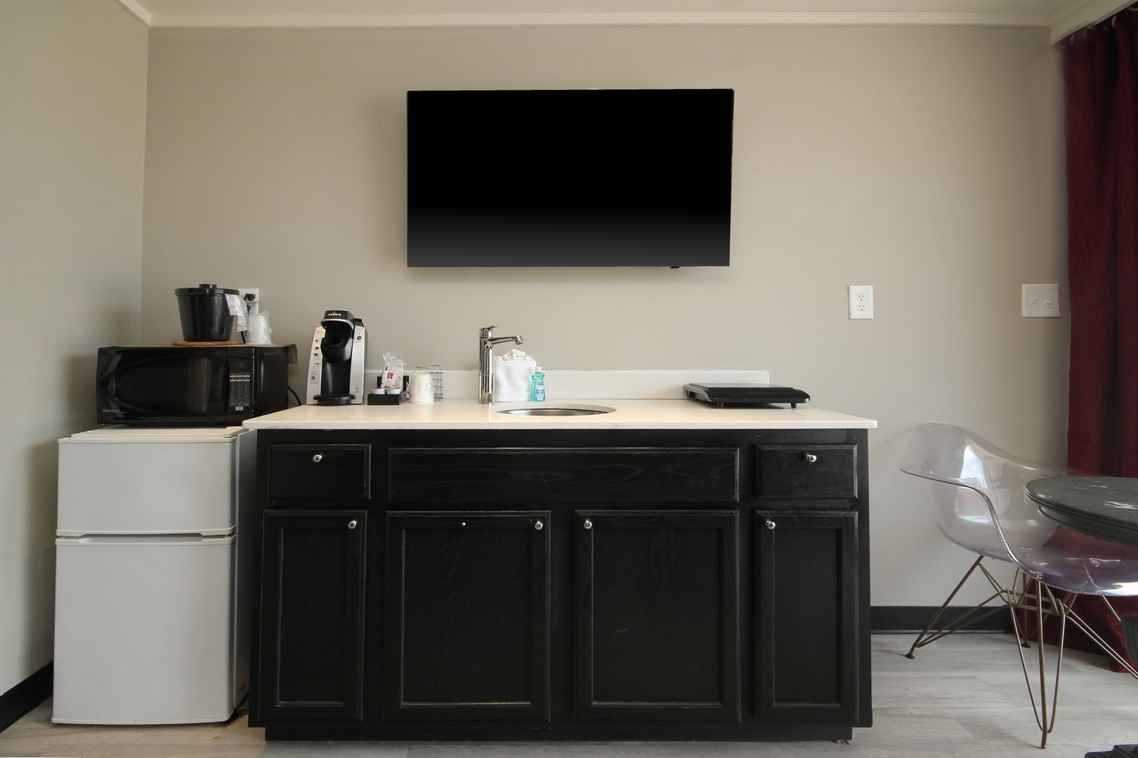 Compact kitchenette, ideal for your stay