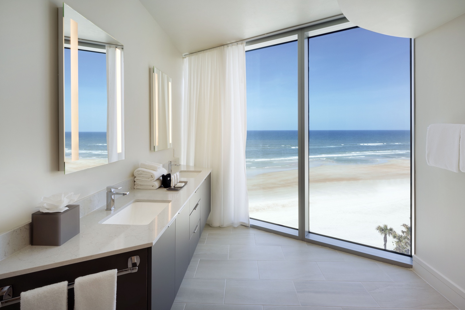 Bathing with a View: Luxurious Bathroom Designed for Relaxation and Ocean Vistas