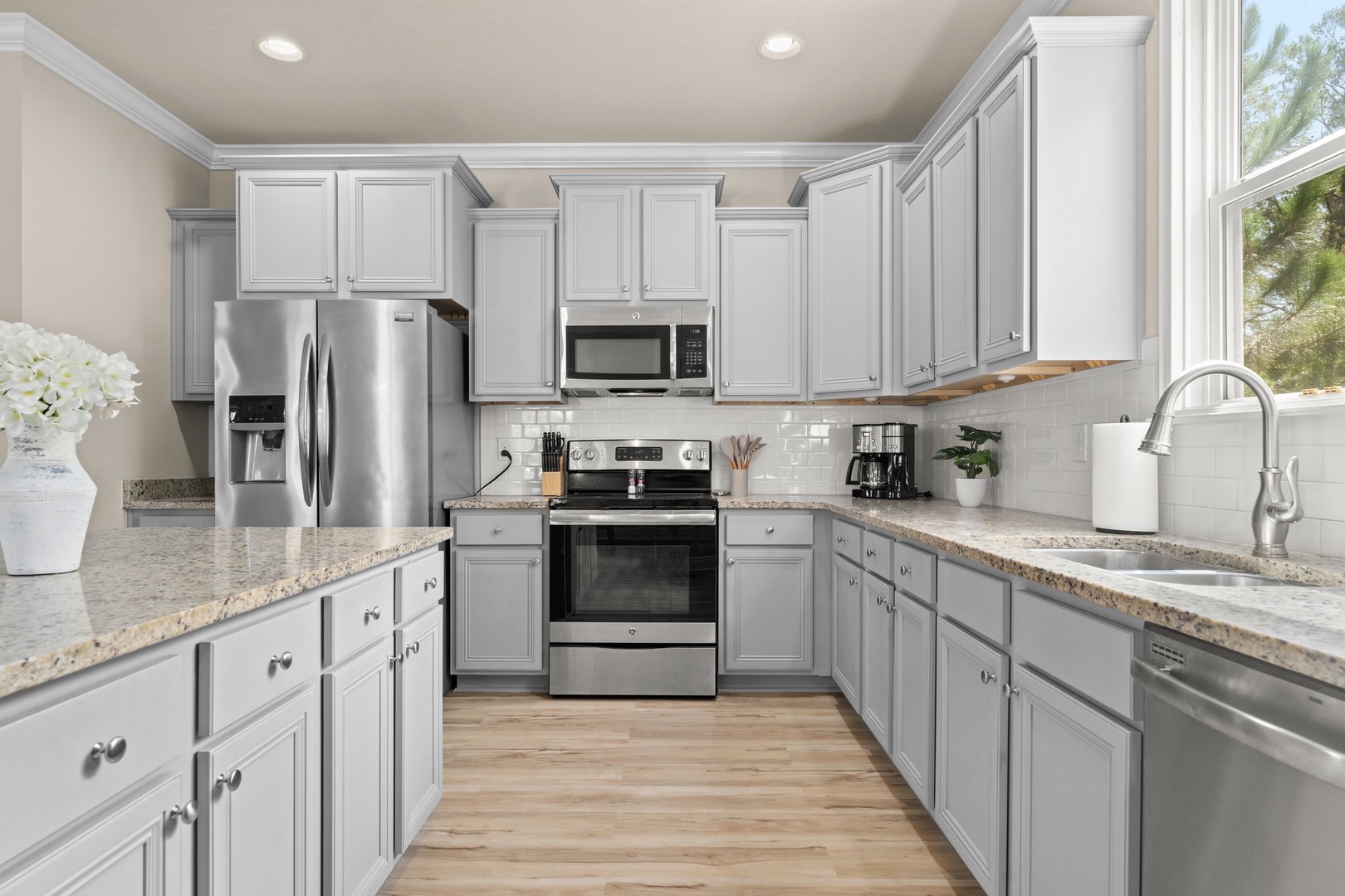 15-web-or-mls-305 Tropical Vreeze Dr022