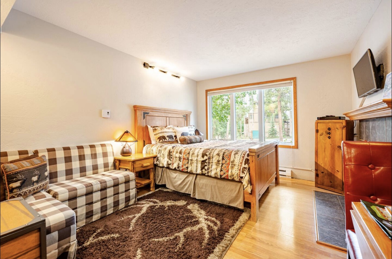 Four O'clock Lodge B05