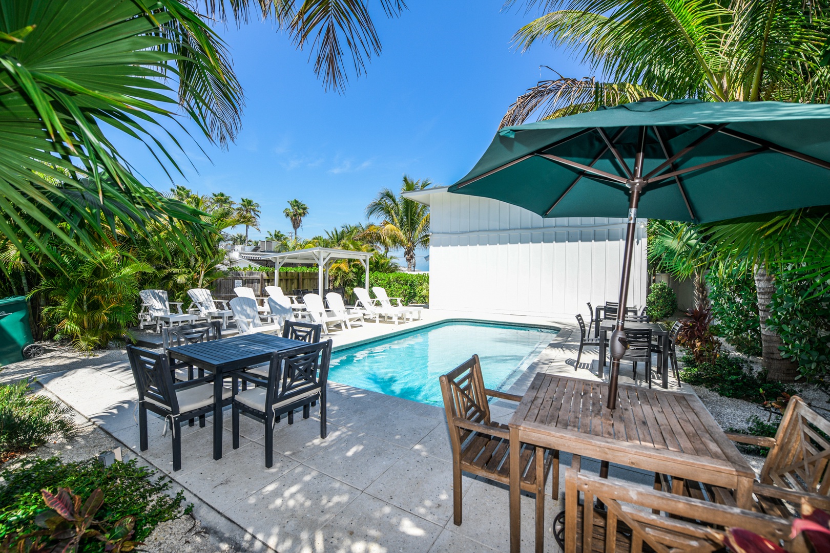 Shared Heated Pool - Outdoor Dining Area - BBQ Grill