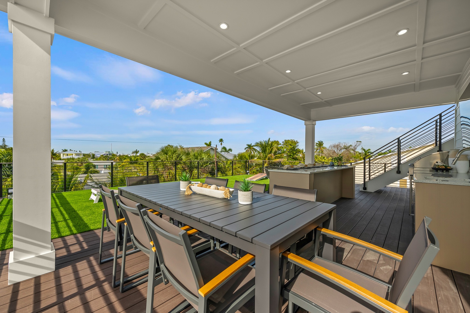 Rooftop Deck - Outdoor Dining