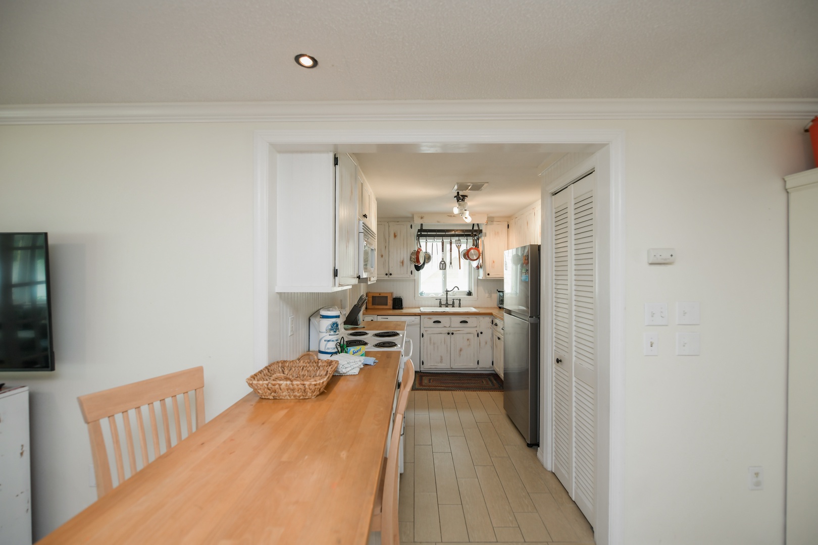 Fully Equipped Kitchen - Breakfast Bar