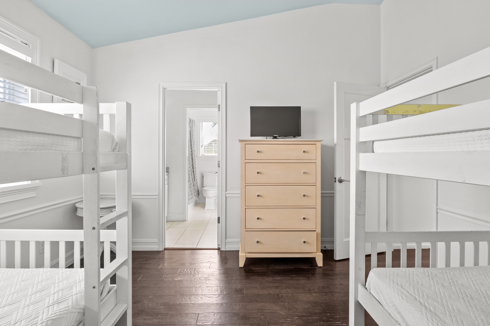 Two Twin Bunk Bedroom