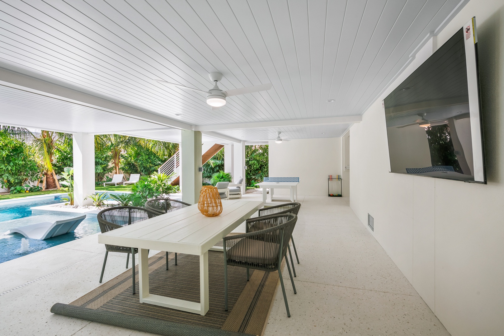 Outdoor Dining - Covered Lanai