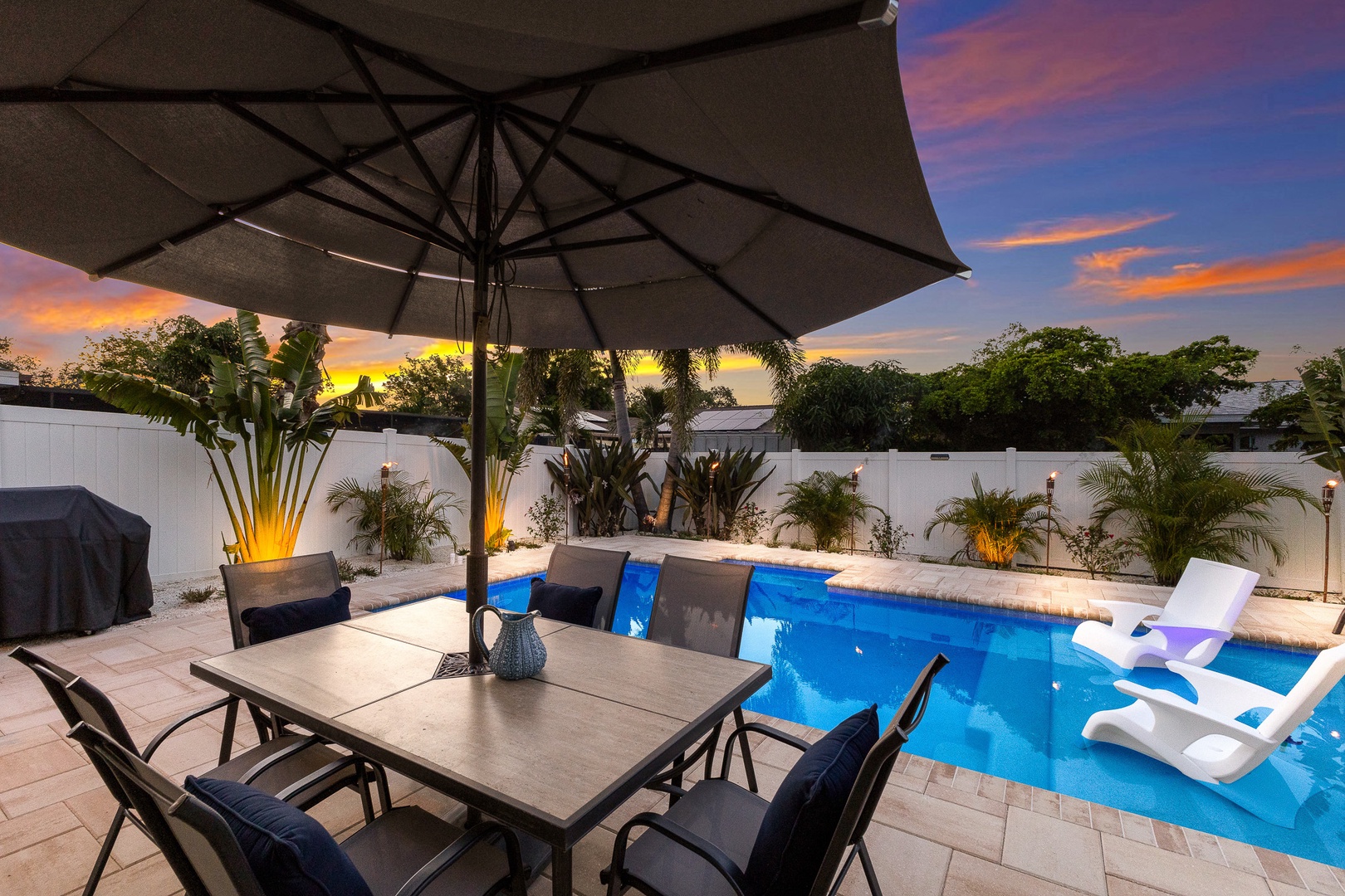 Outdoor Dining by the Pool