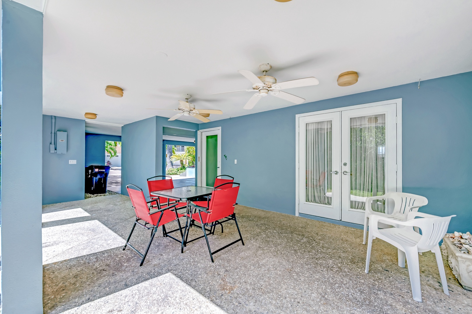 Outdoor Dining - Covered Lanai