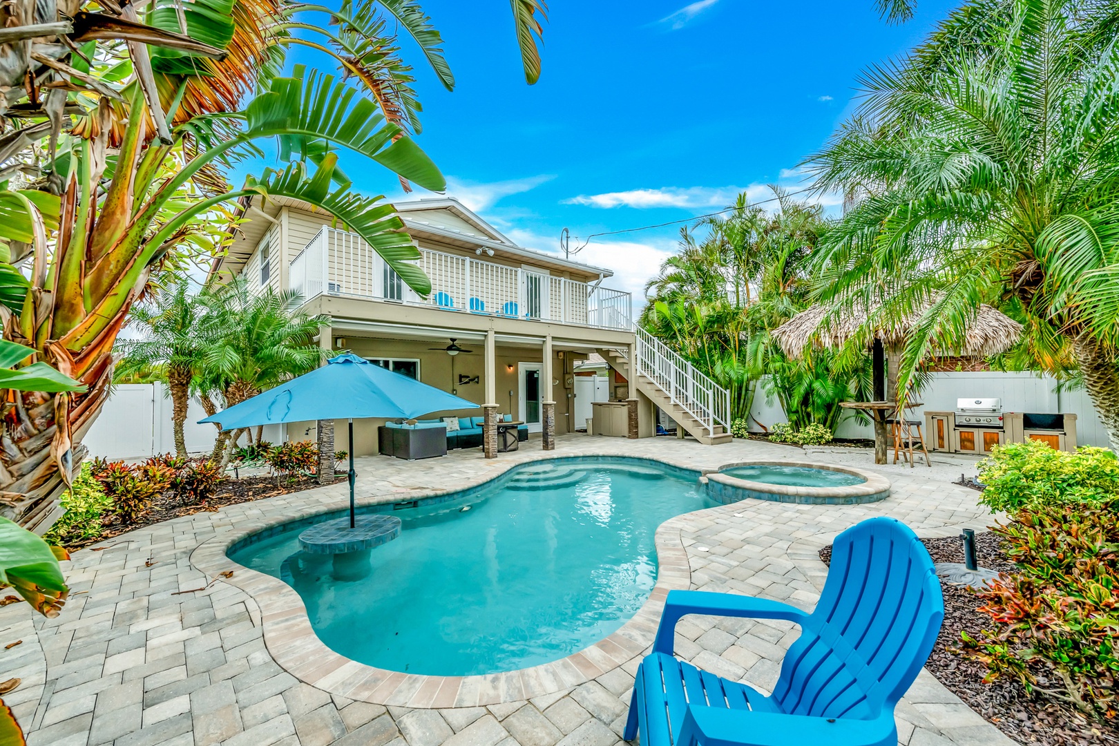 Large Private Pool & Swim-up Bar