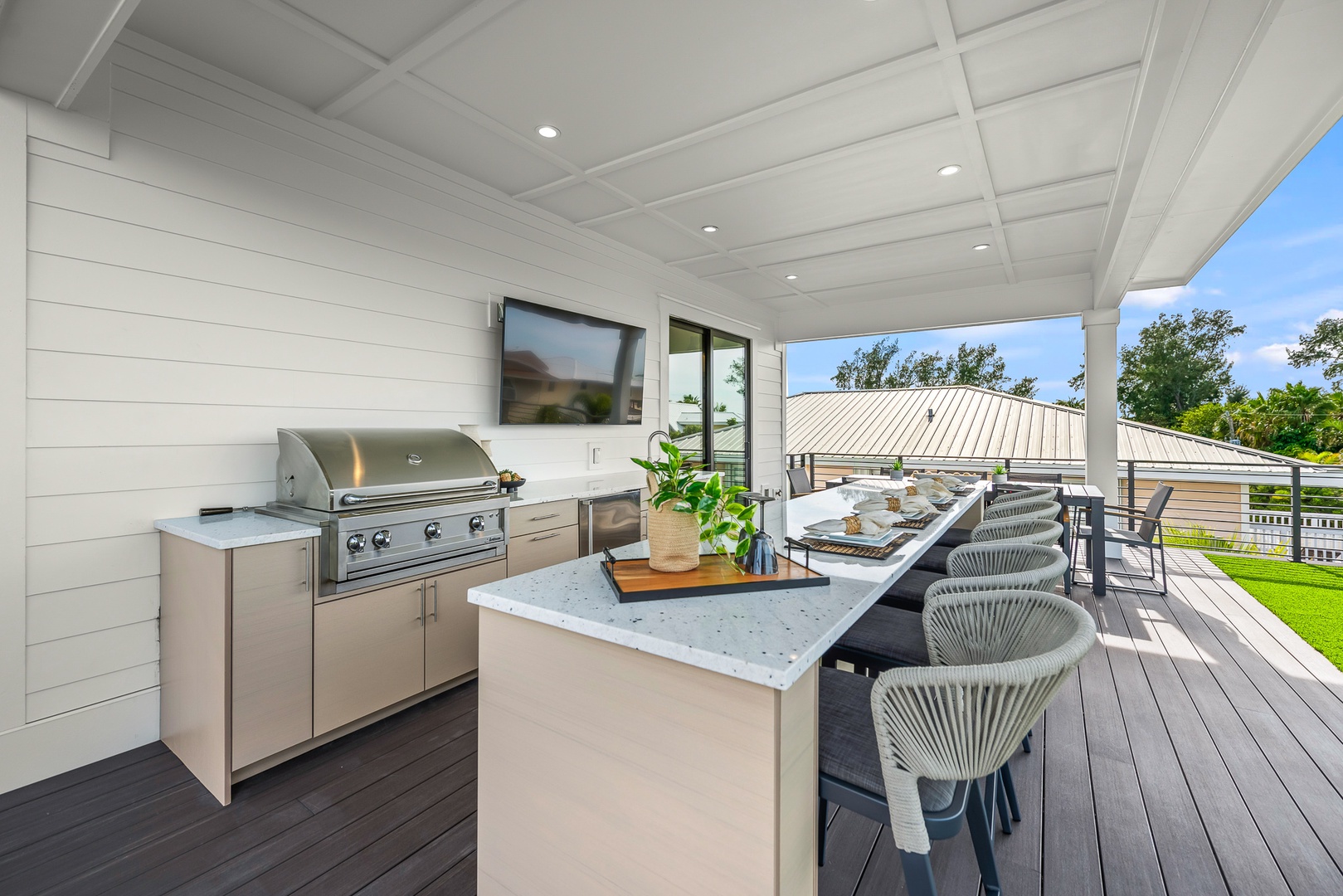 Balcony - Outdoor Bar, Tv and Grill