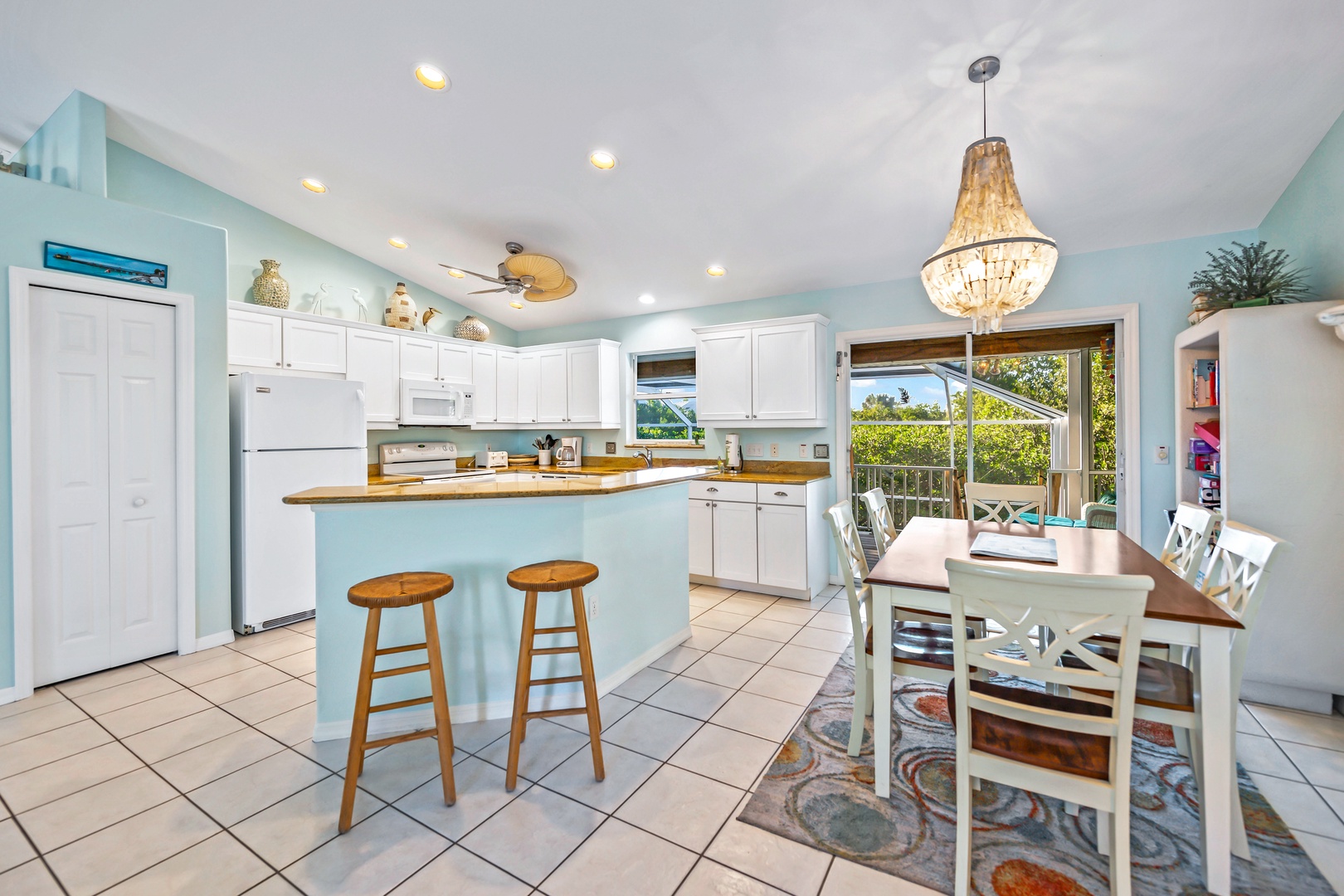 Kitchen and Breakfast Bar