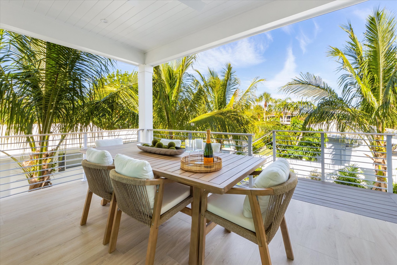 Balcony with Outdoor dining