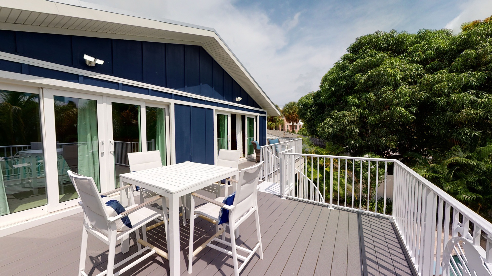 Main Floor Deck, Outdoor Dining