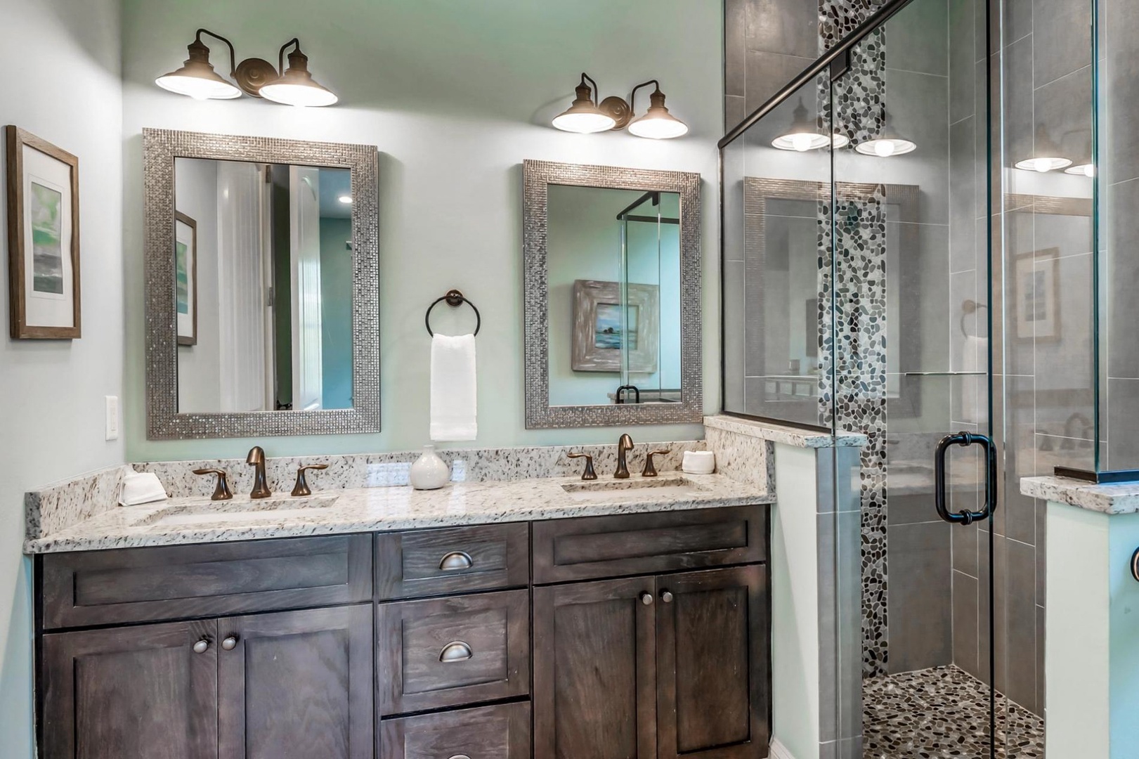 Ensuite Master Bathroom, Beachy Keen - AMI Locals