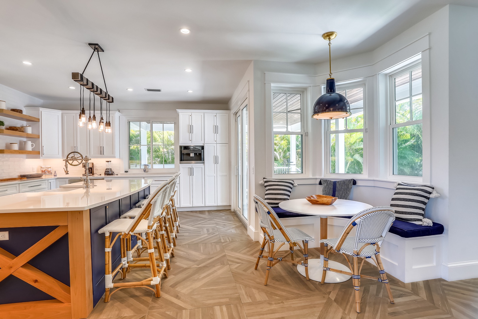 Breakfast Bar and Kitchen Nook