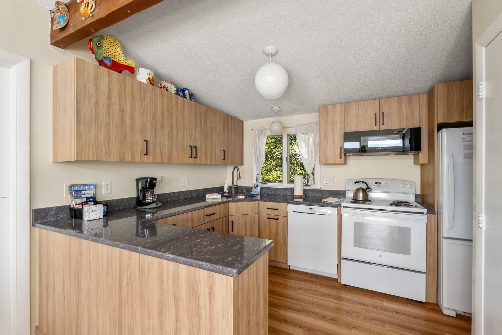 Fully equipped modern kitchen.