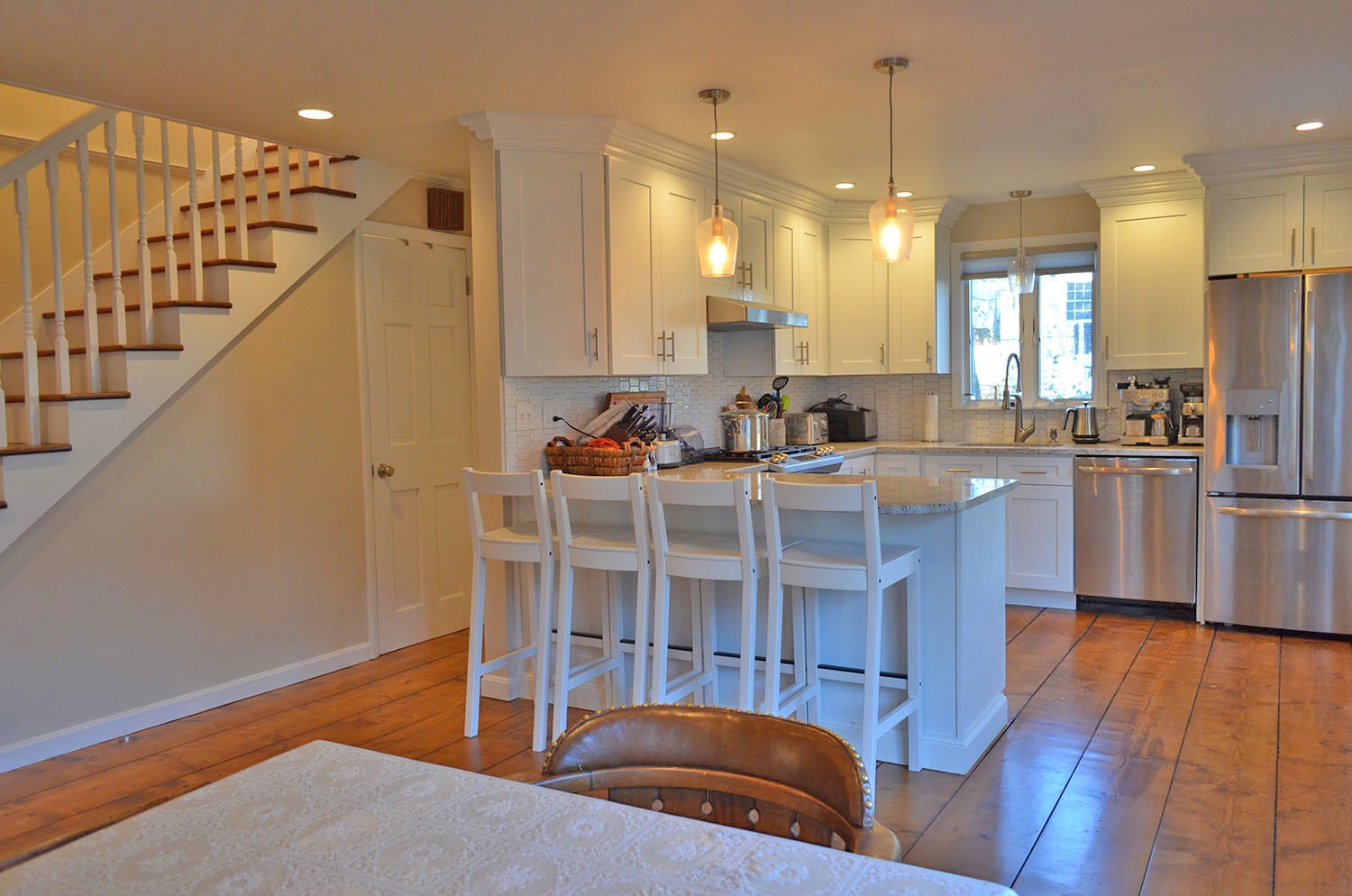 The kitchen is separated from the dining room by a breakfast bar