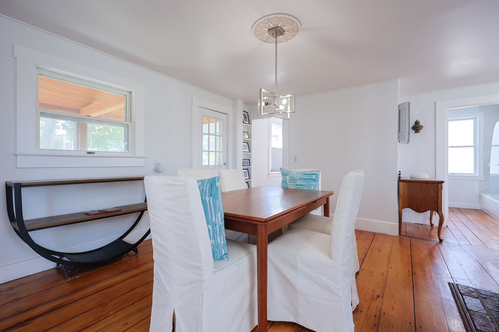 Dining room seats upto 6 comfortably.
