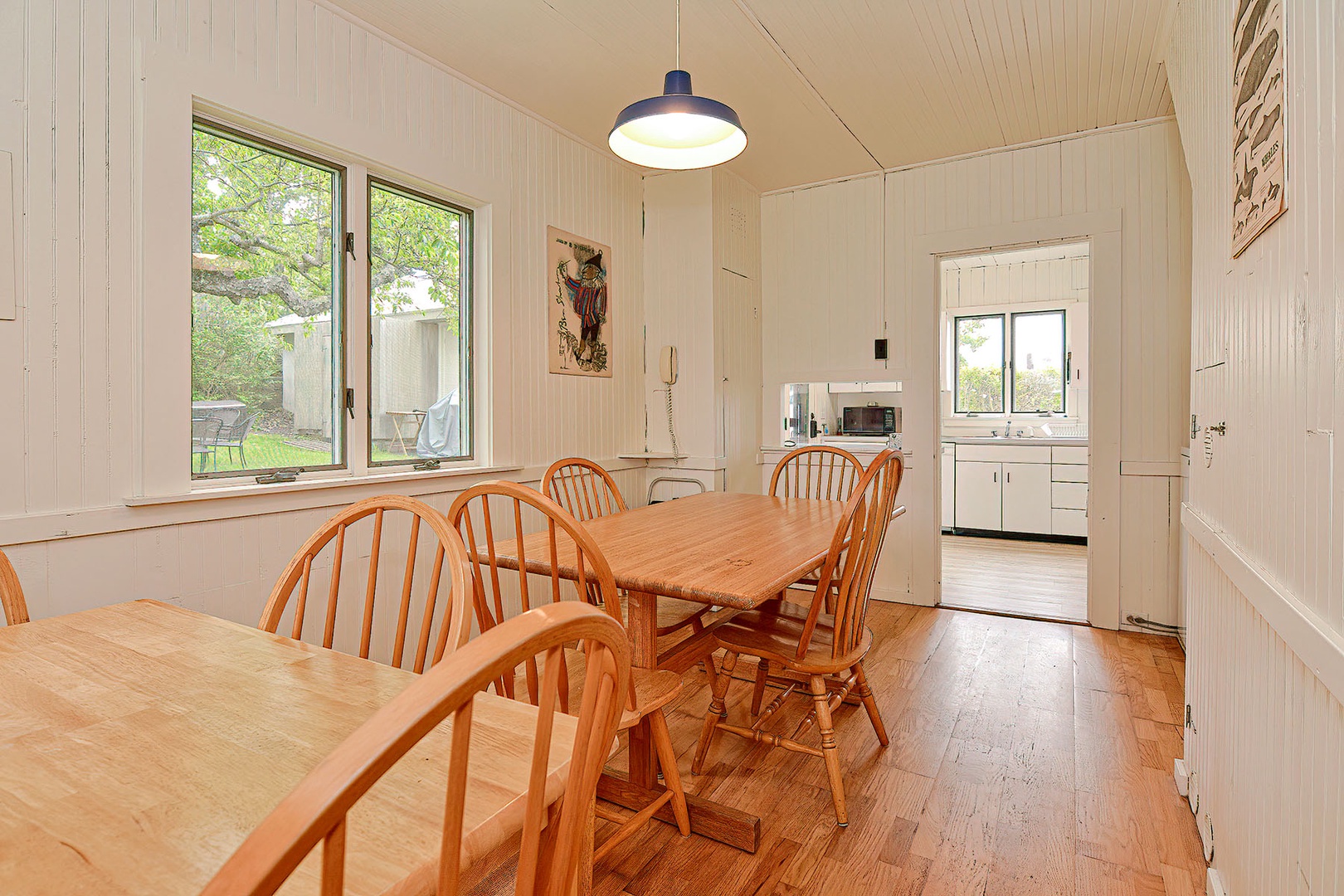 Dinning area with access to the kitchen.