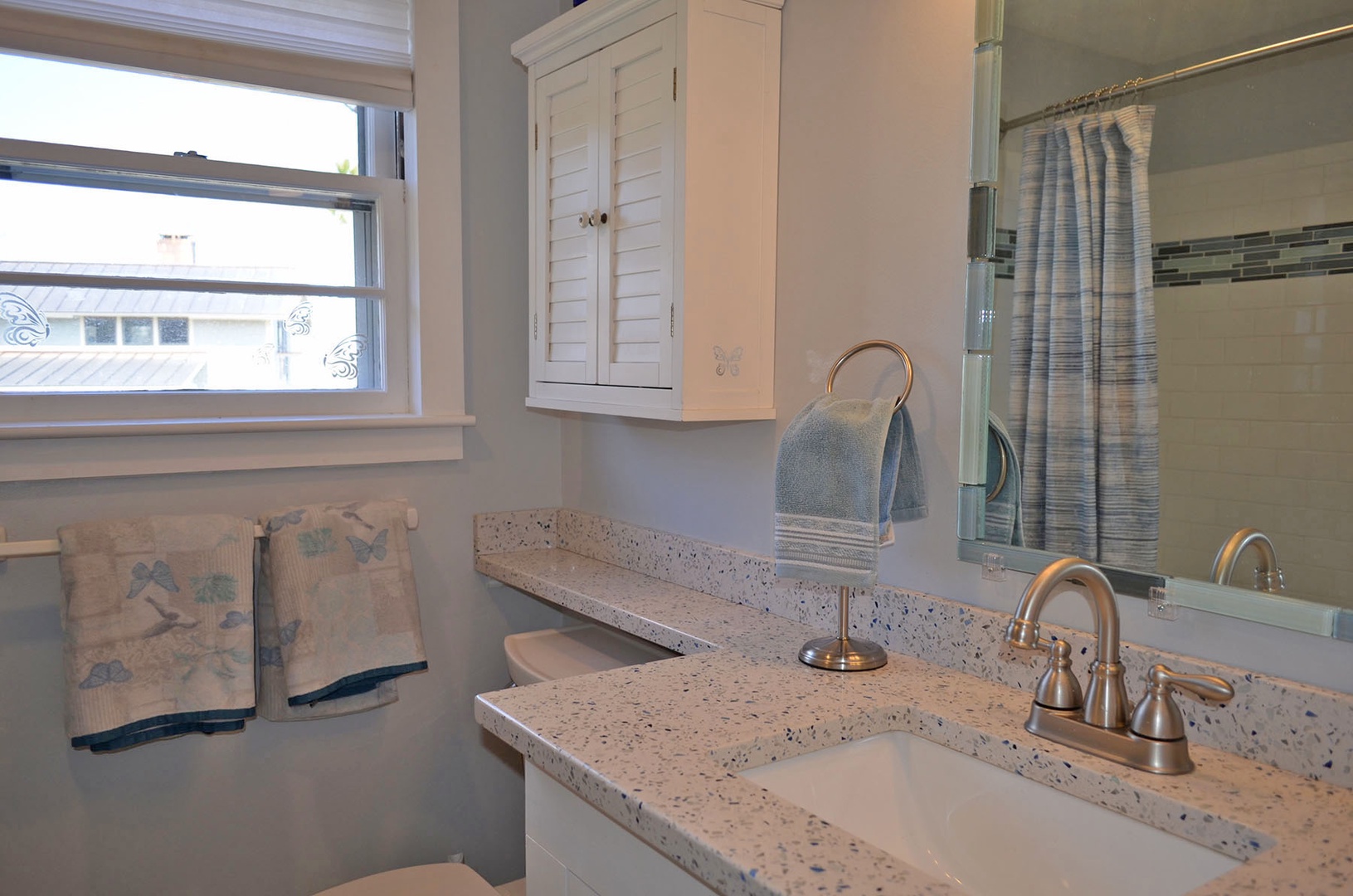 Full bath with a tub/shower combo just off of the foyer.