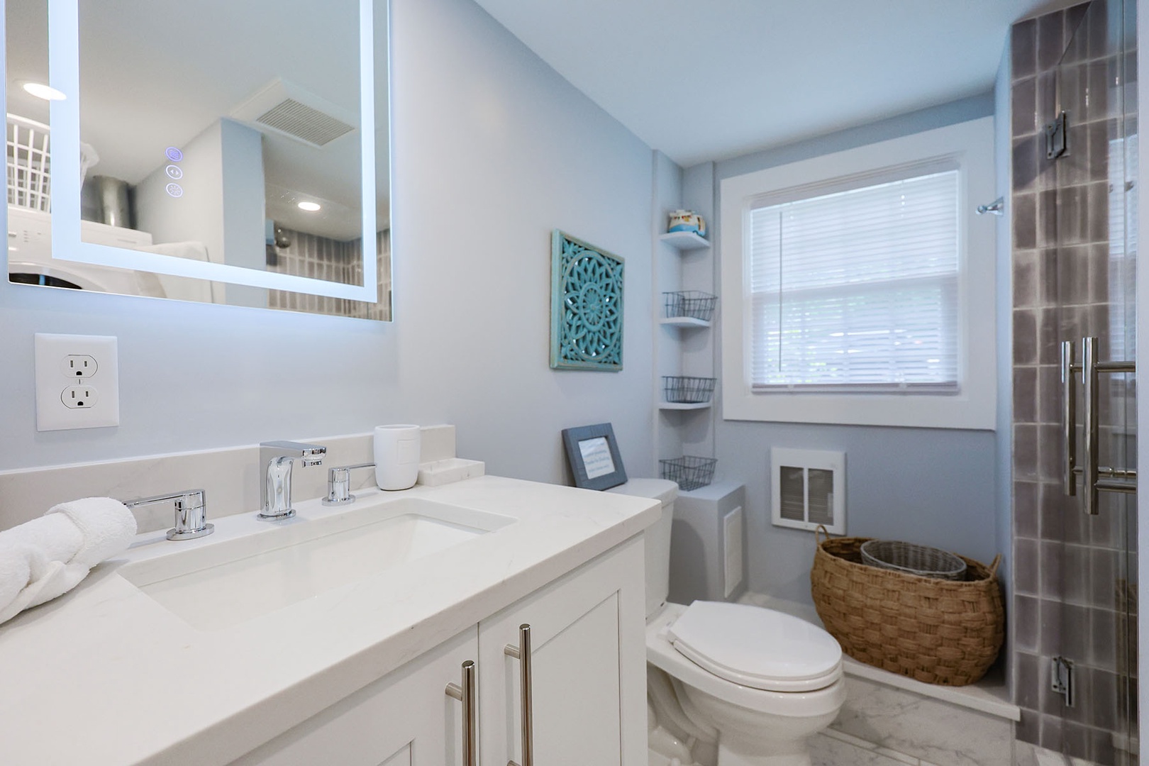 Full bathroom just off the kitchen.