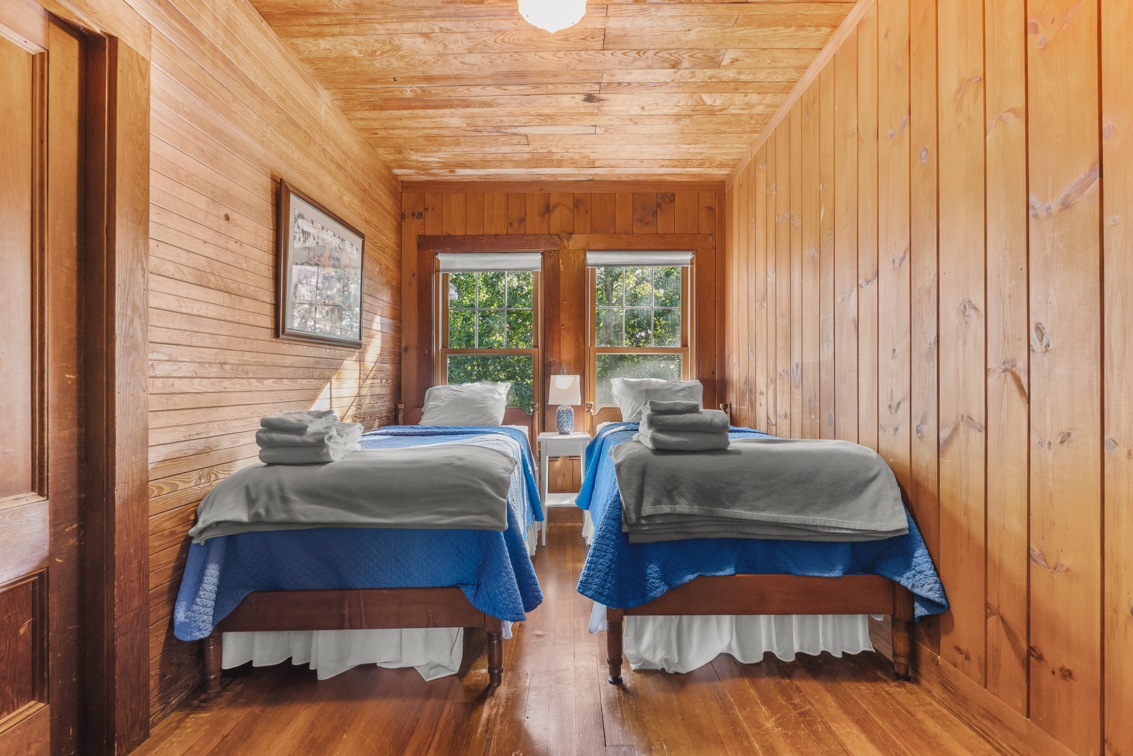 Twin Bed room with 2 twin beds