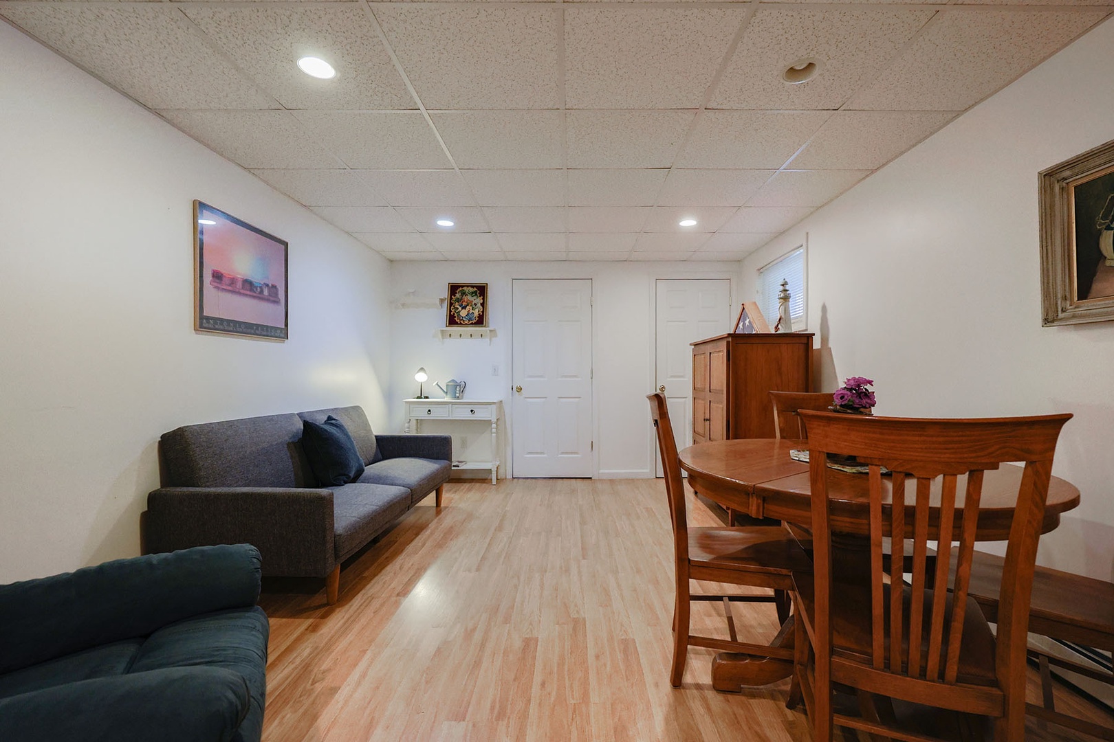 Garden level suite - living area with plenty of space for relaxing and dining