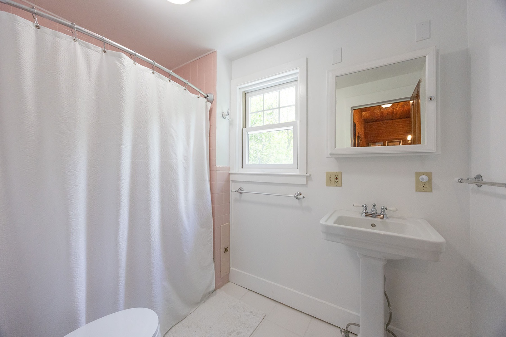 Full Bathroom with Tub