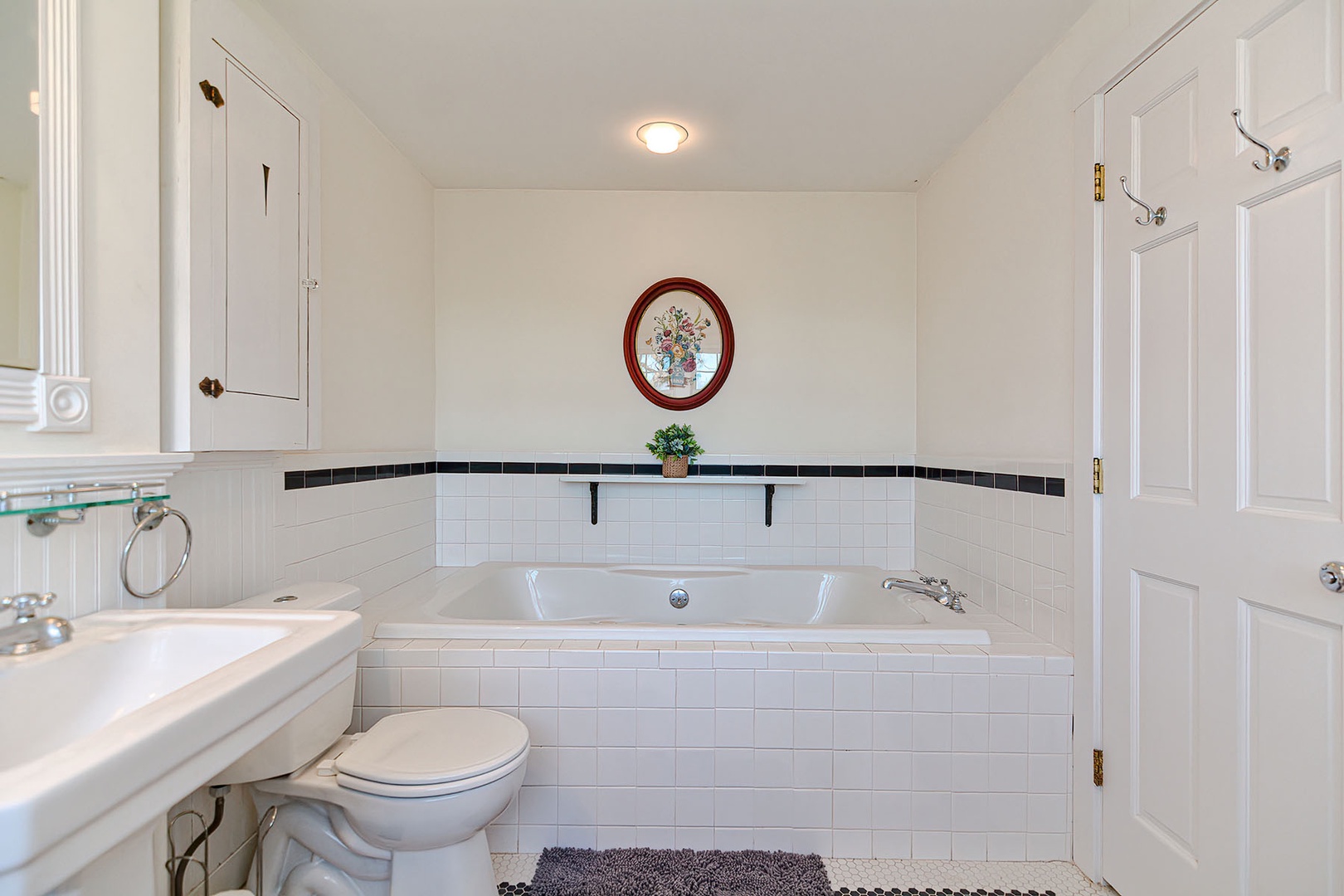 Full bath with soaking tub