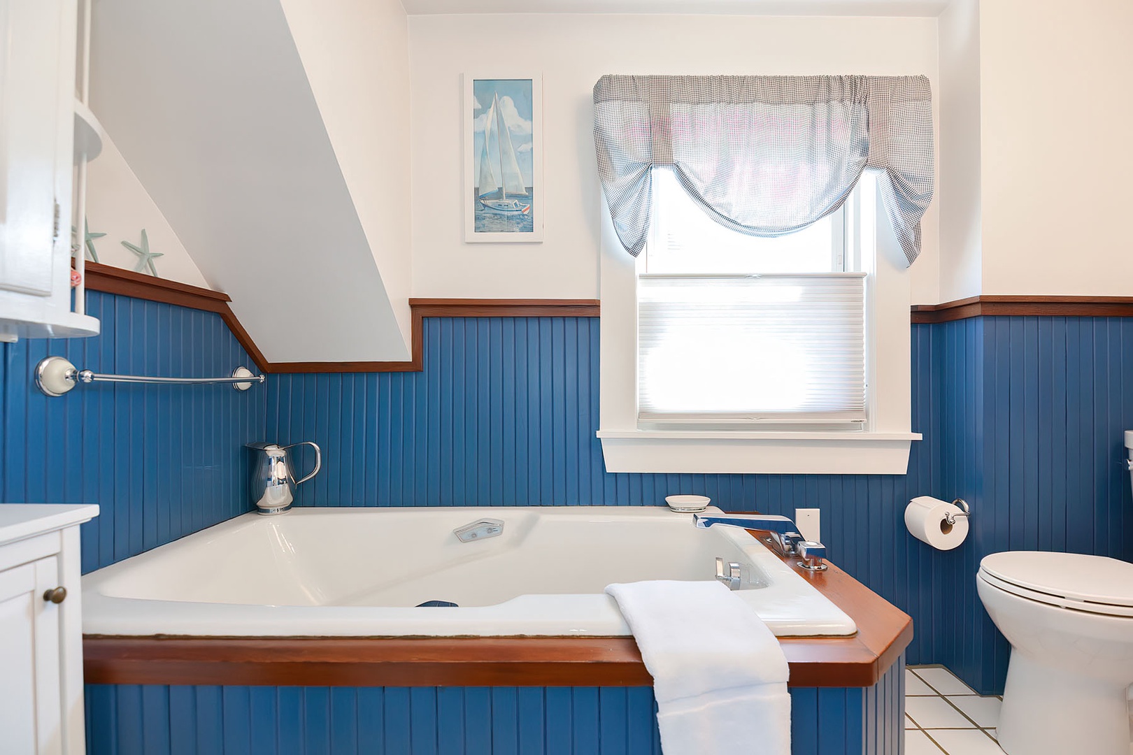 The second-floor bathroom features a large soaking tub (no shower).
