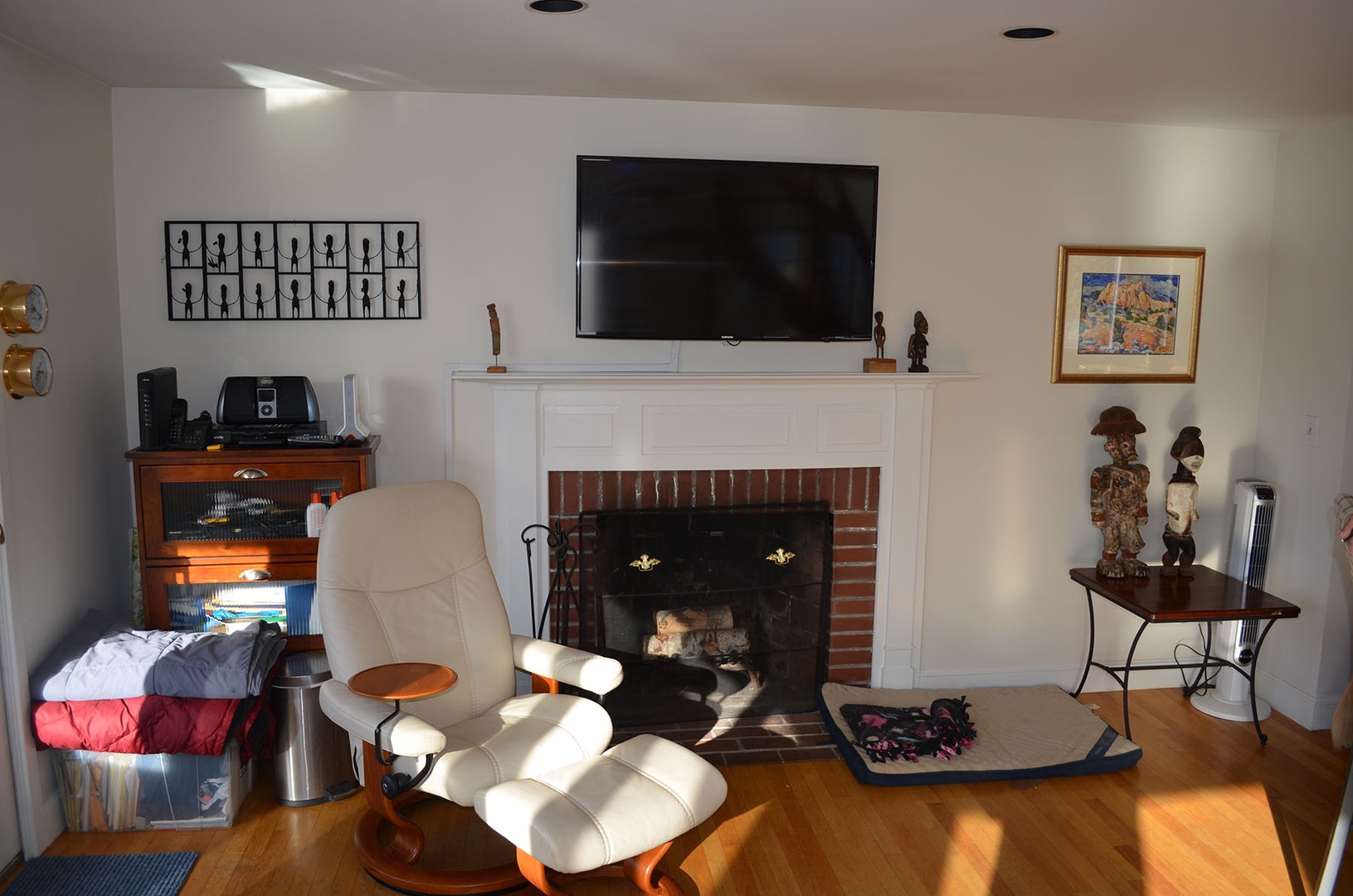 Living room with 45 inch-Flatscreen TV.