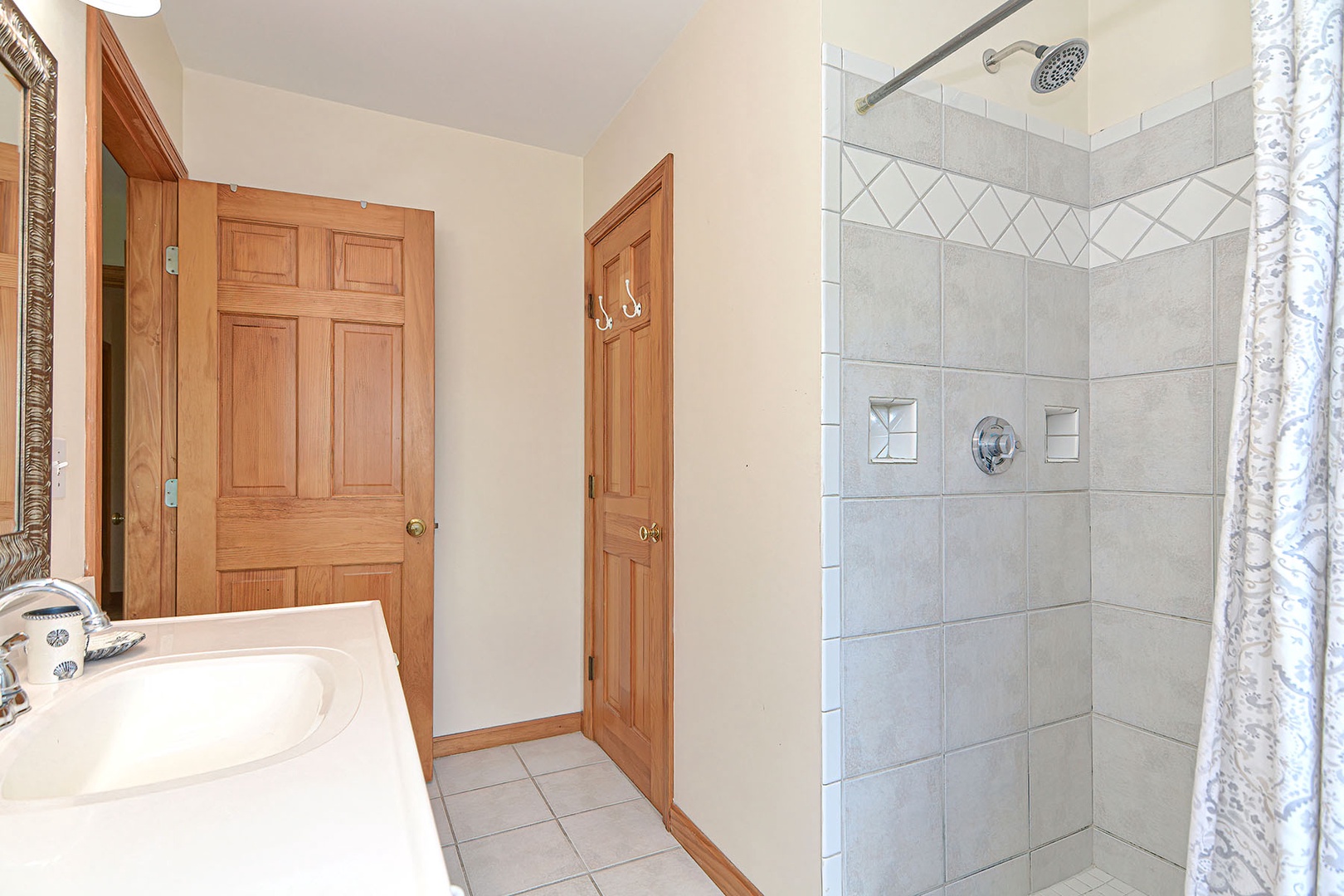 Main level full bath with shower/tub combo.