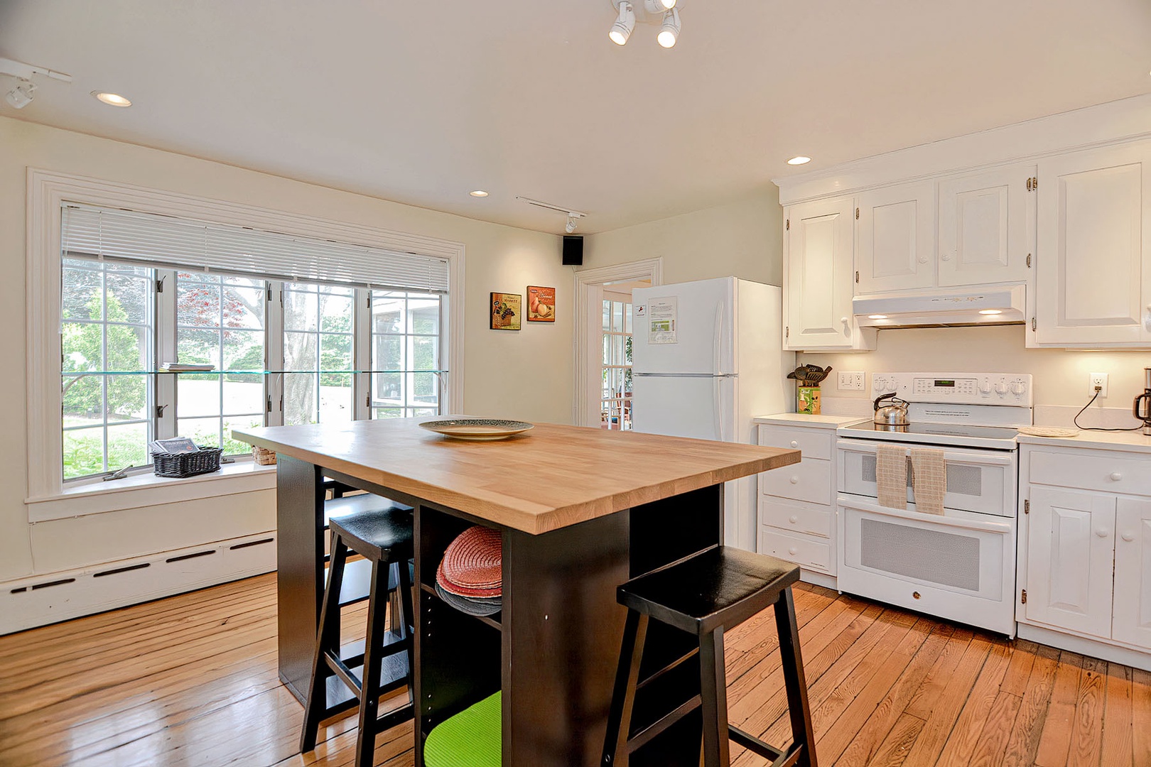 Eat-in kitchen with island seating.