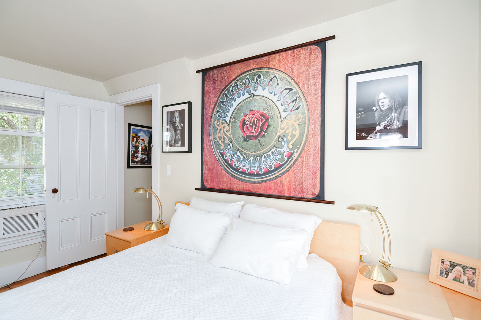 BR 4: Dream of music legends as you sleep comfortably.