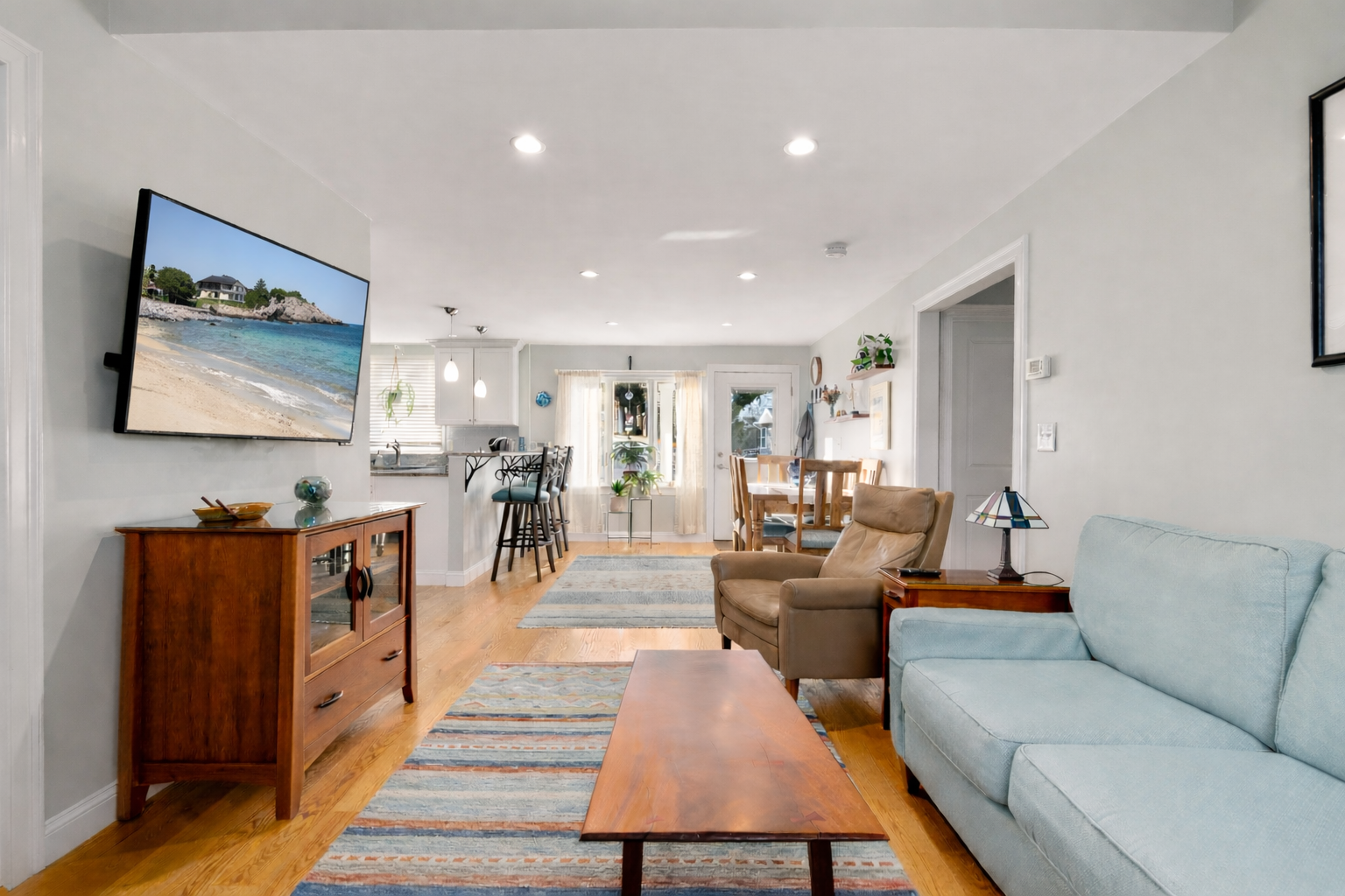 Open plan living room, kitchen and dining area.