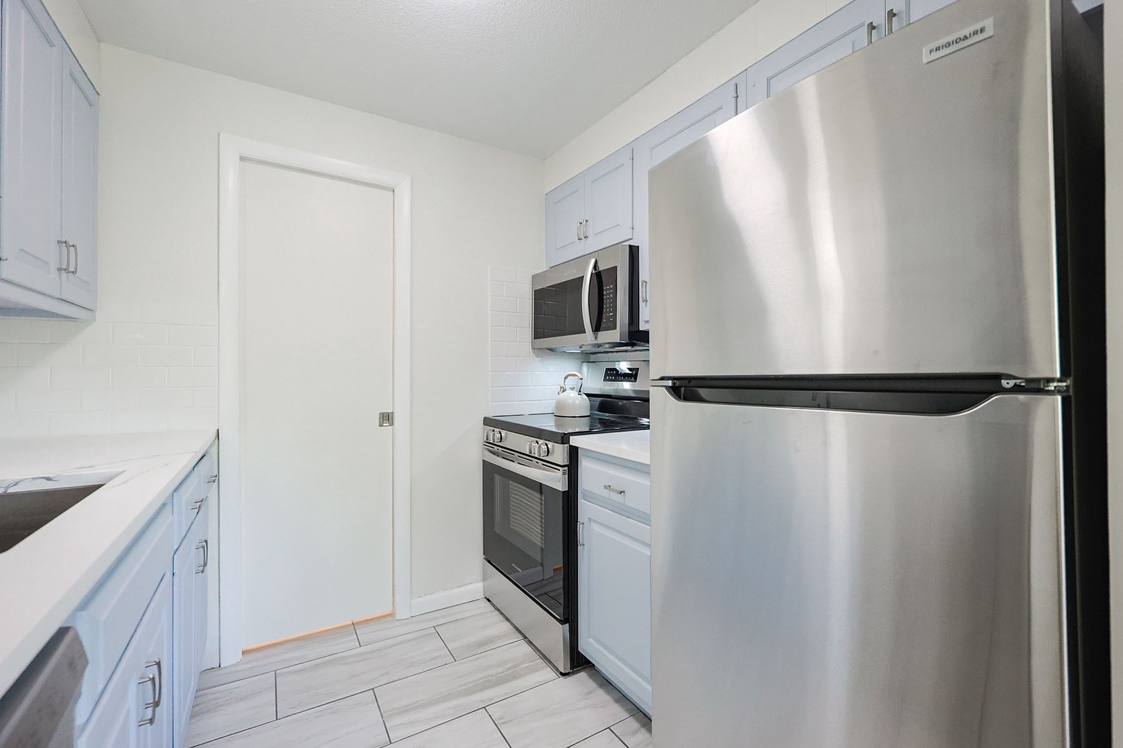 Fully-equipped modern kitchen.